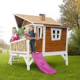 Stelzenhaus mit pinker Rutsche